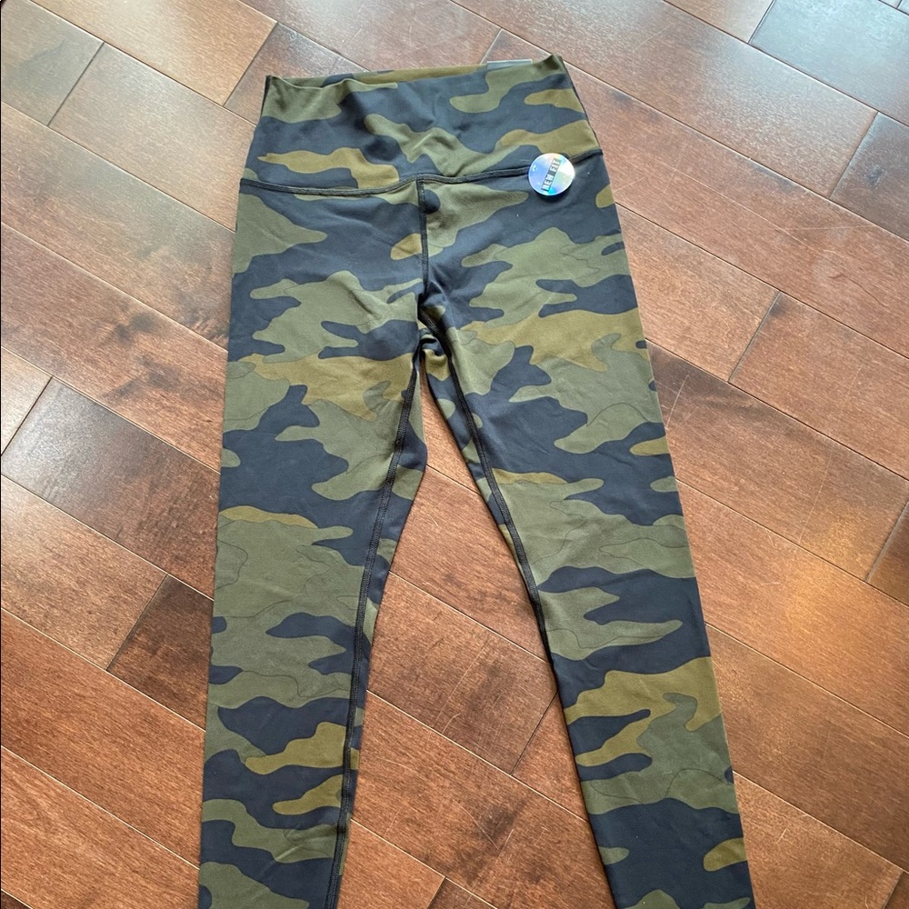 Victoria’s Secret PINK ULTIMATE high waisted camo leggings - NWT
